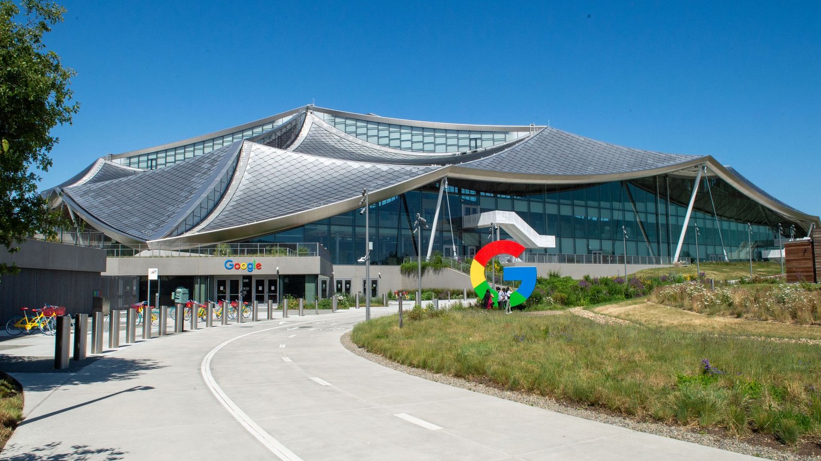 Google schraubte die Spanne für die geplanten Kapitalinvestitionen um fünf Milliarden Dollar nach oben. (Archivbild)Foto: Andrej Sokolow/dpa