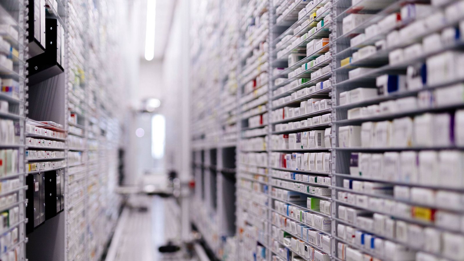 Versandapotheken verfügen oft über große Arzneimittellager, in denen die Päckchen gepackt und versendet werden.Foto: imago//Christoph Hardt Versandapotheken verfügen oft über große Arzneimittellager, in denen die Päckchen gepackt und versendet werden.Foto: imago//Christoph Hardt