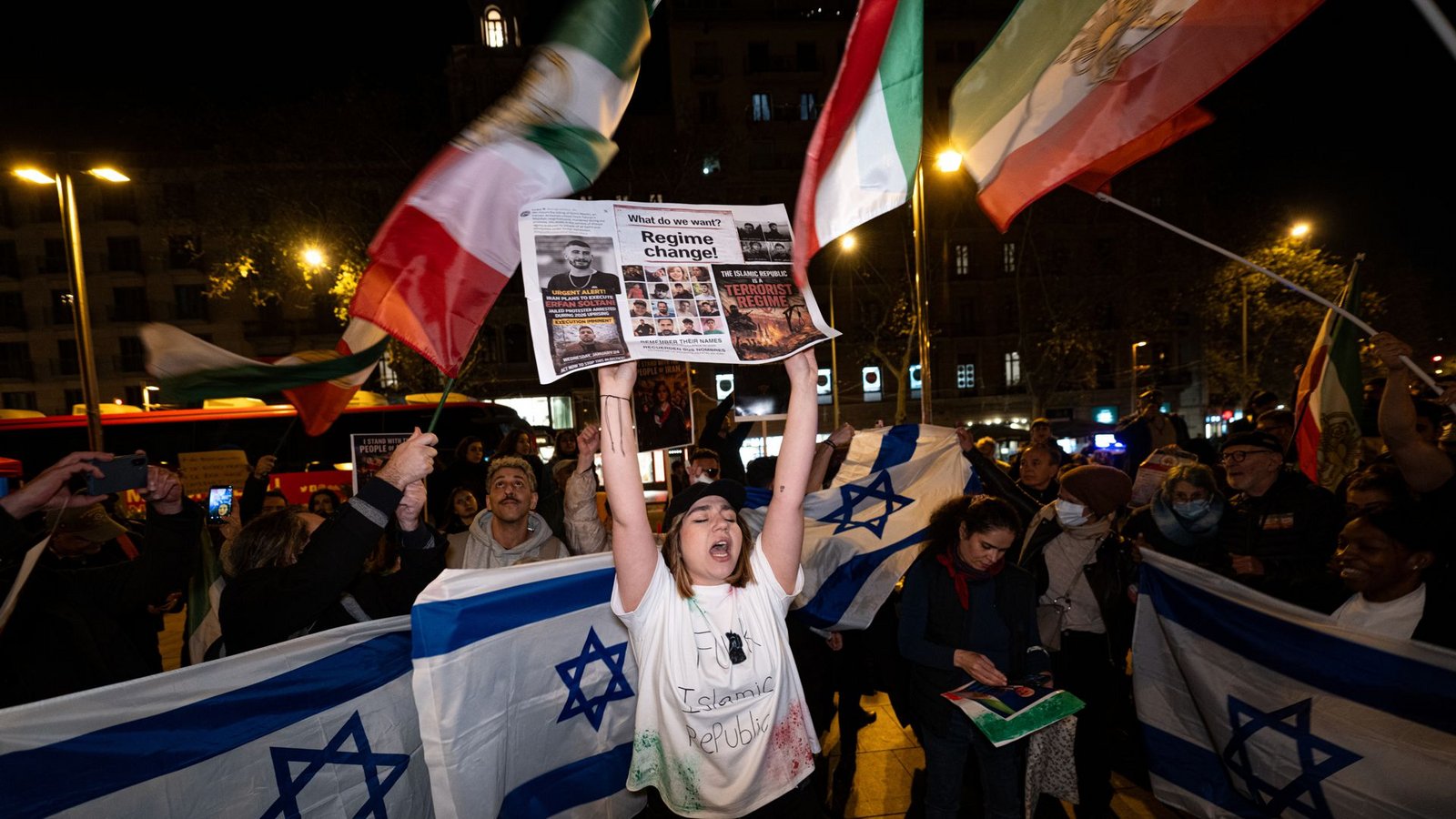 Menschen in Barcelona schwenken Fahnen von Israel und Iran – sie fordern einen „Regimewechsel“.Foto: Lorena Sopêna/EUROPA PRESS/dpa