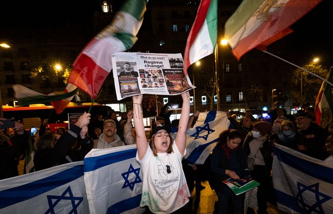 Menschen in Barcelona schwenken Fahnen von Israel und Iran – sie fordern einen „Regimewechsel“.<span class='image-autor'>Foto: Lorena Sopêna/EUROPA PRESS/dpa</span>