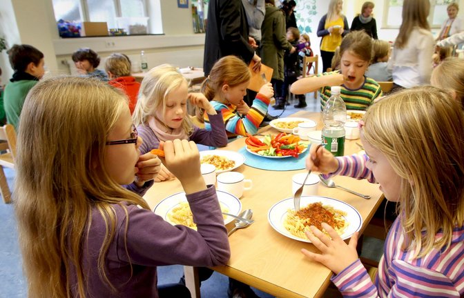 Das gemeinsame Mittagessen gehört in den meisten Kommunen bei der Schulbetreuung  dazu.<span class='image-autor'>Foto: dpa/Roland Weihrauch</span>