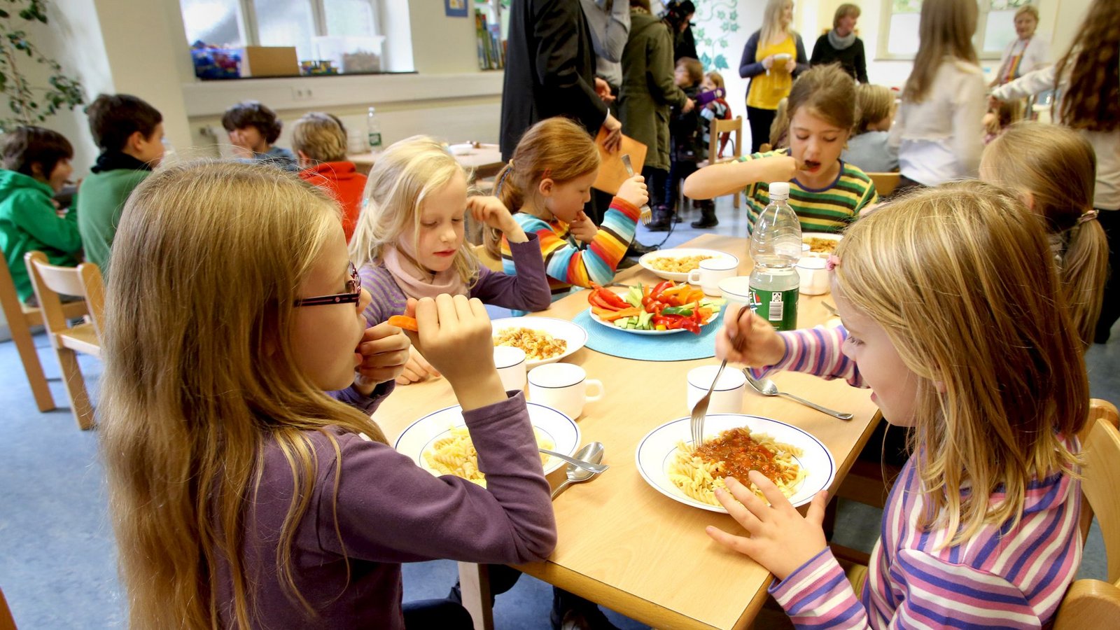 Das gemeinsame Mittagessen gehört in den meisten Kommunen bei der Schulbetreuung dazu.Foto: dpa/Roland Weihrauch Das gemeinsame Mittagessen gehört in den meisten Kommunen bei der Schulbetreuung dazu.Foto: dpa/Roland Weihrauch
