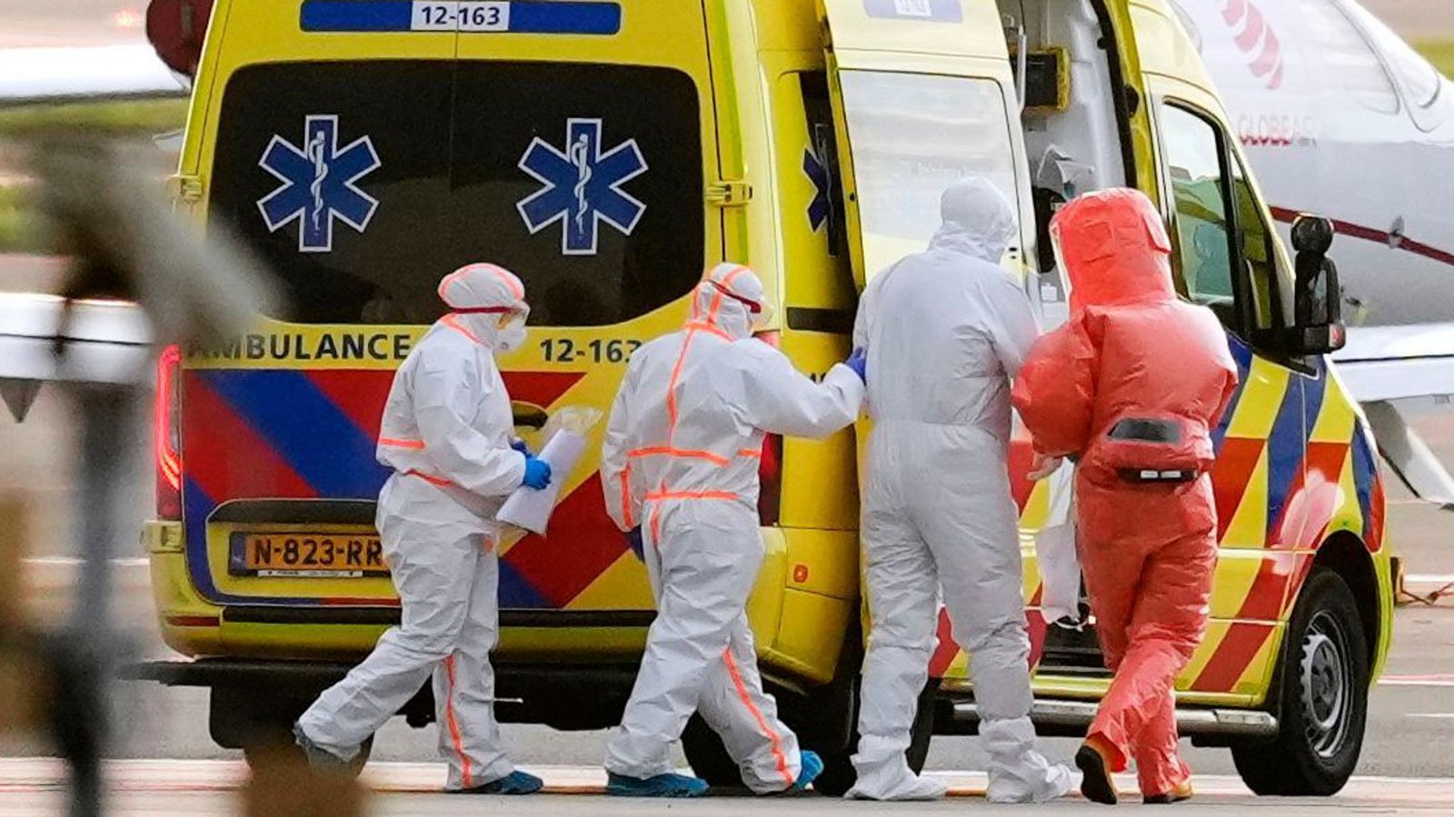Die Stewardess wurde mit Krankheitssymptomen in ein Krankenhaus in Amsterdam eingeliefert.Foto: Peter Dejong/AP/dpa/Peter Dejong