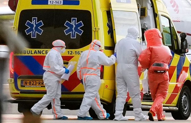 Die Stewardess wurde mit Krankheitssymptomen in ein Krankenhaus in Amsterdam eingeliefert.<span class='image-autor'>Foto: Peter Dejong/AP/dpa/Peter Dejong</span>