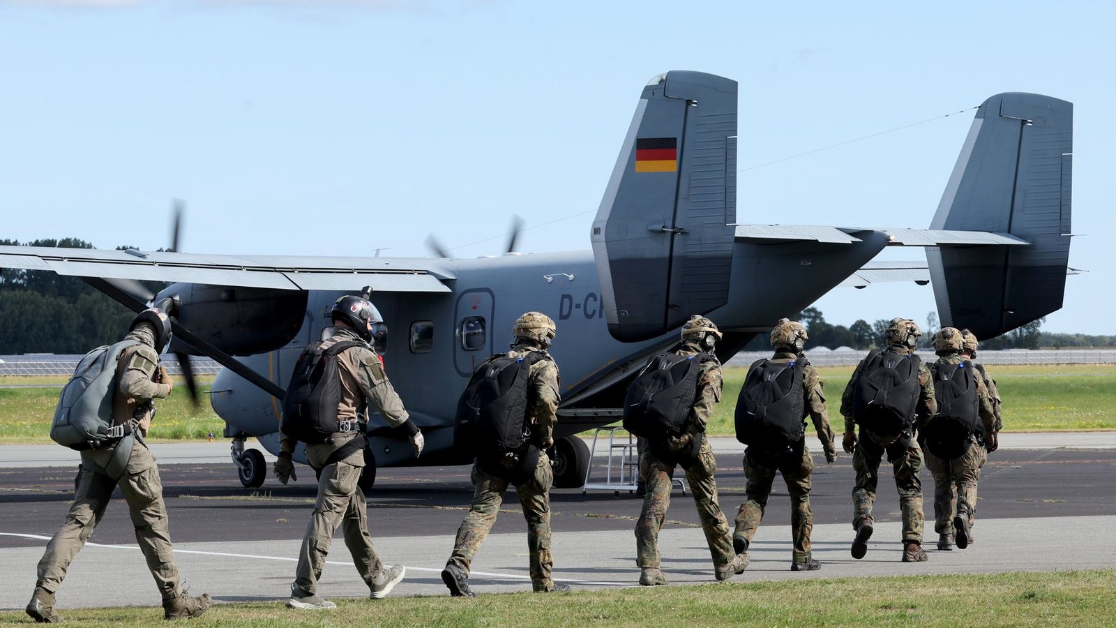 Das Foto zeigt Fallschirmjäger aus Niedersachsen auf dem Weg zum Flugzeug. Die Vorfälle in Zweibrücken haben Konsequenzen.Foto: Bernd Wüstneck/dpa/Bernd Wüstneck Das Foto zeigt Fallschirmjäger aus Niedersachsen auf dem Weg zum Flugzeug. Die Vorfälle in Zweibrücken haben Konsequenzen.Foto: Bernd Wüstneck/dpa/Bernd Wüstneck