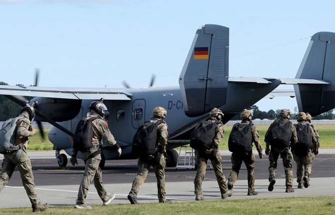 Das Foto zeigt Fallschirmjäger aus Niedersachsen auf dem Weg zum Flugzeug. Die Vorfälle in Zweibrücken haben Konsequenzen.<span class='image-autor'>Foto: Bernd Wüstneck/dpa/Bernd Wüstneck</span>
