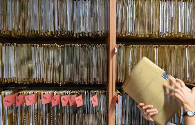 Bürokratieabbau soll zu kleineren Aktenbergen führen.<span class='image-autor'>Foto: Arne Dedert/dpa</span>