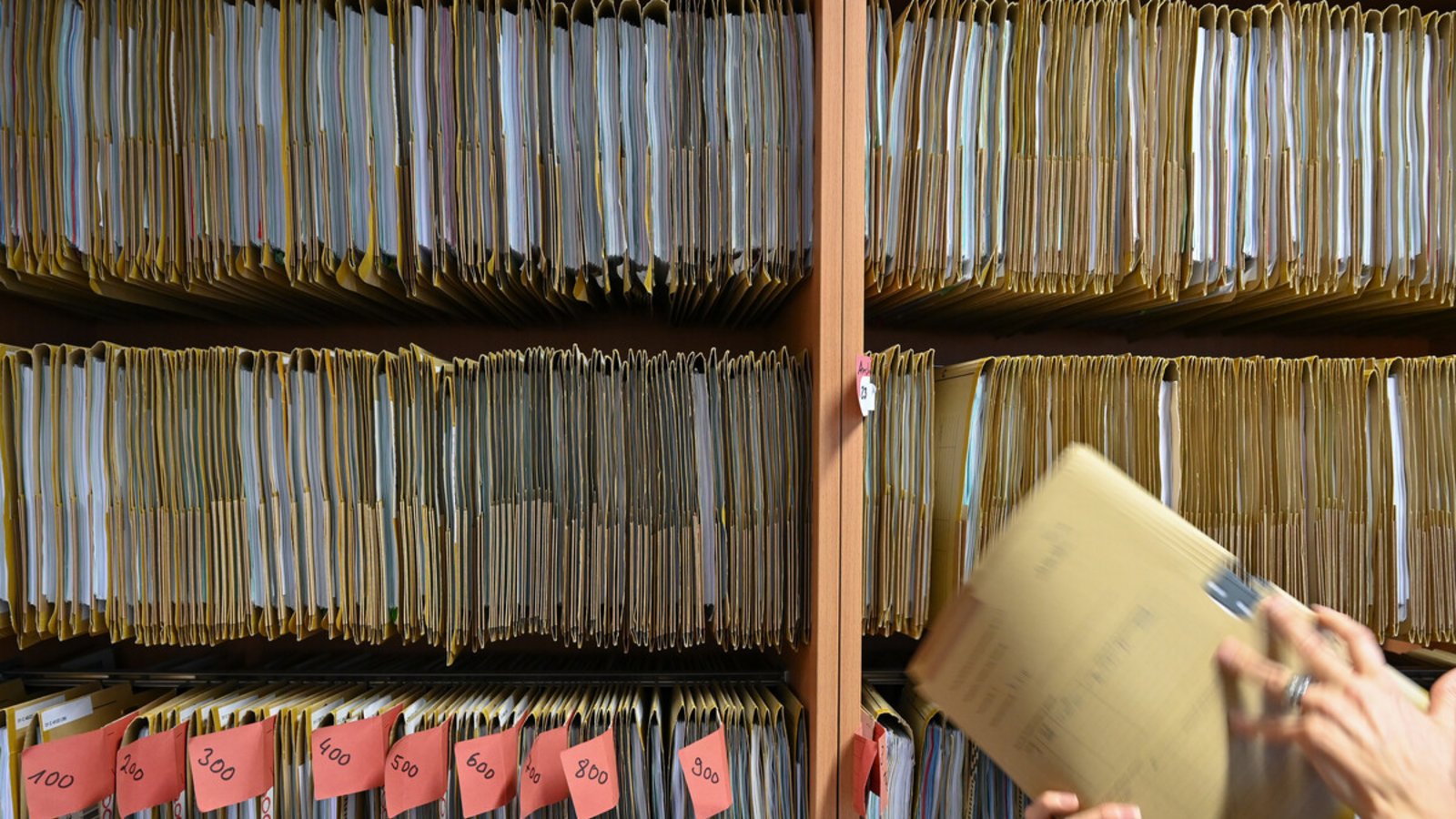 Bürokratieabbau soll zu kleineren Aktenbergen führen.Foto: Arne Dedert/dpa Bürokratieabbau soll zu kleineren Aktenbergen führen.Foto: Arne Dedert/dpa