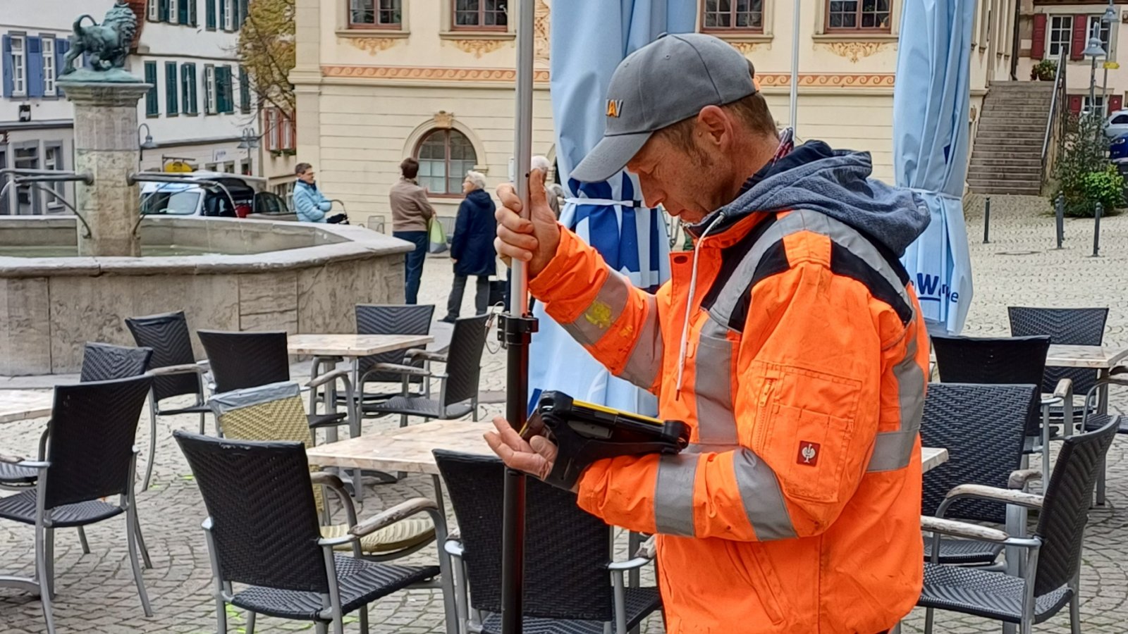 Von der Vermessungsabteilung des Tiefbauamts ist Marco Böckle auf dem Vaihinger Marktplatz unterwegs, um ein paar Standpunkte zum Beispiel für Schirmständer oder Bäume zu visualisieren – die Marktplatzumgestaltung lässt grüßen.  Foto: Rücker
