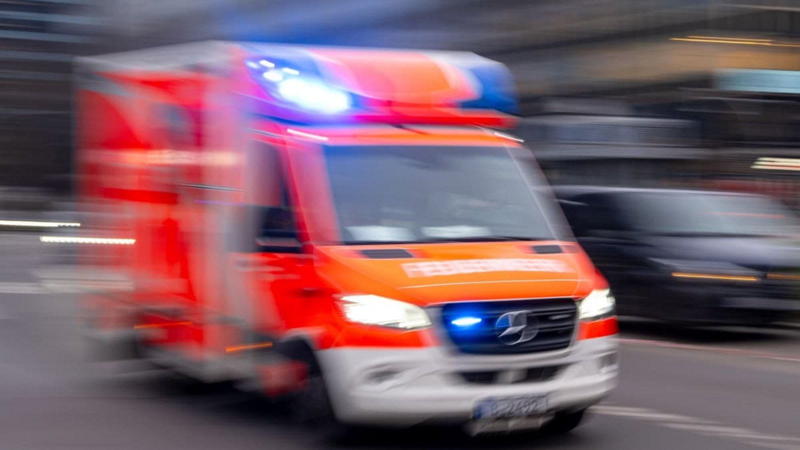 Für eine 80-Jährige kam nach einem Autounfall in Niedernhausen jede Hilfe zu spät.Monika Skolimowska/dpa