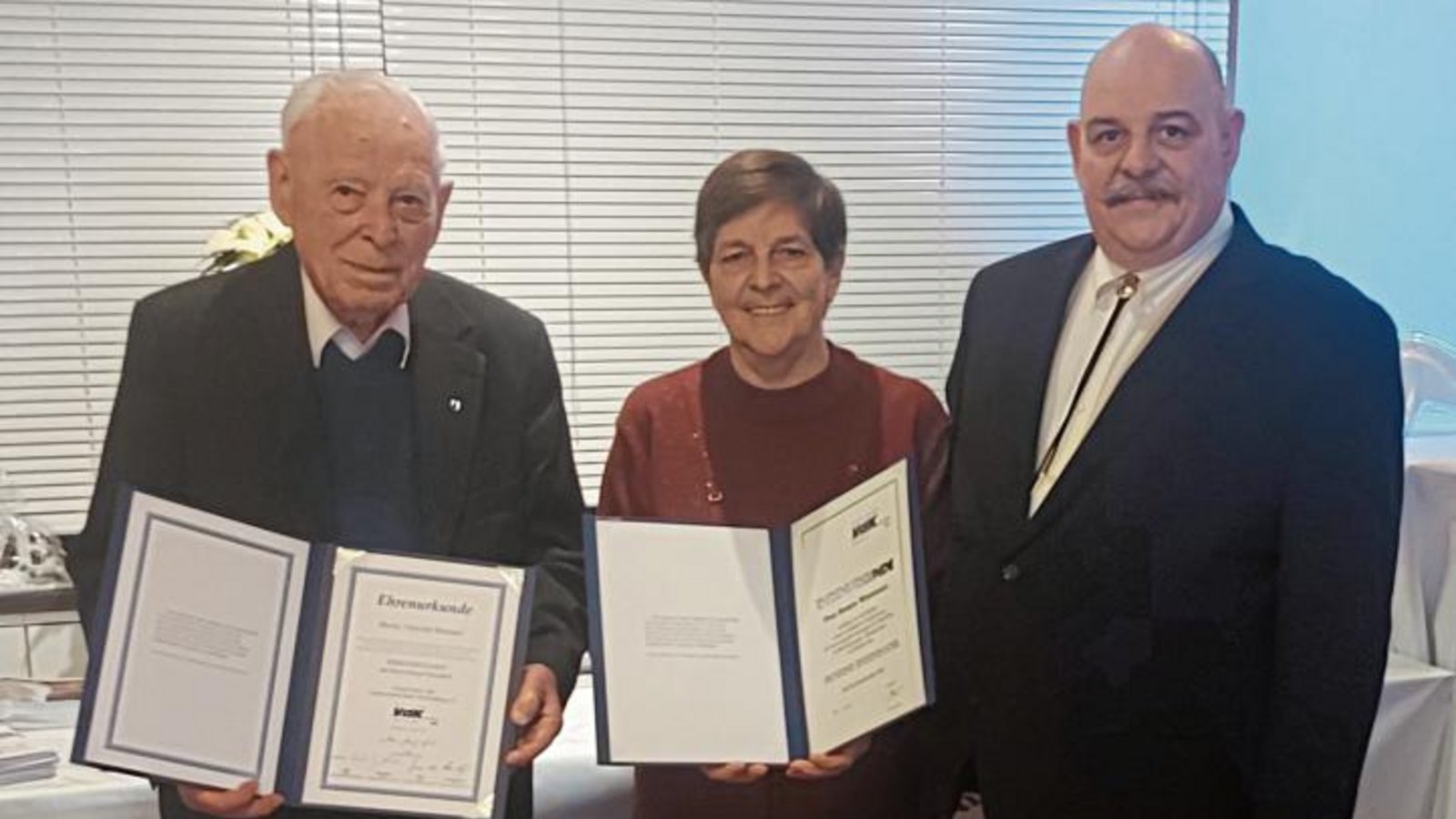 Der Ortsverbandsvorsitzende Andreas Wizemann (von rechts) überreichte Renate Wizemann und Albrecht Brenner die Urkunden für die Ehrenmitgliedschaft.  Foto: p