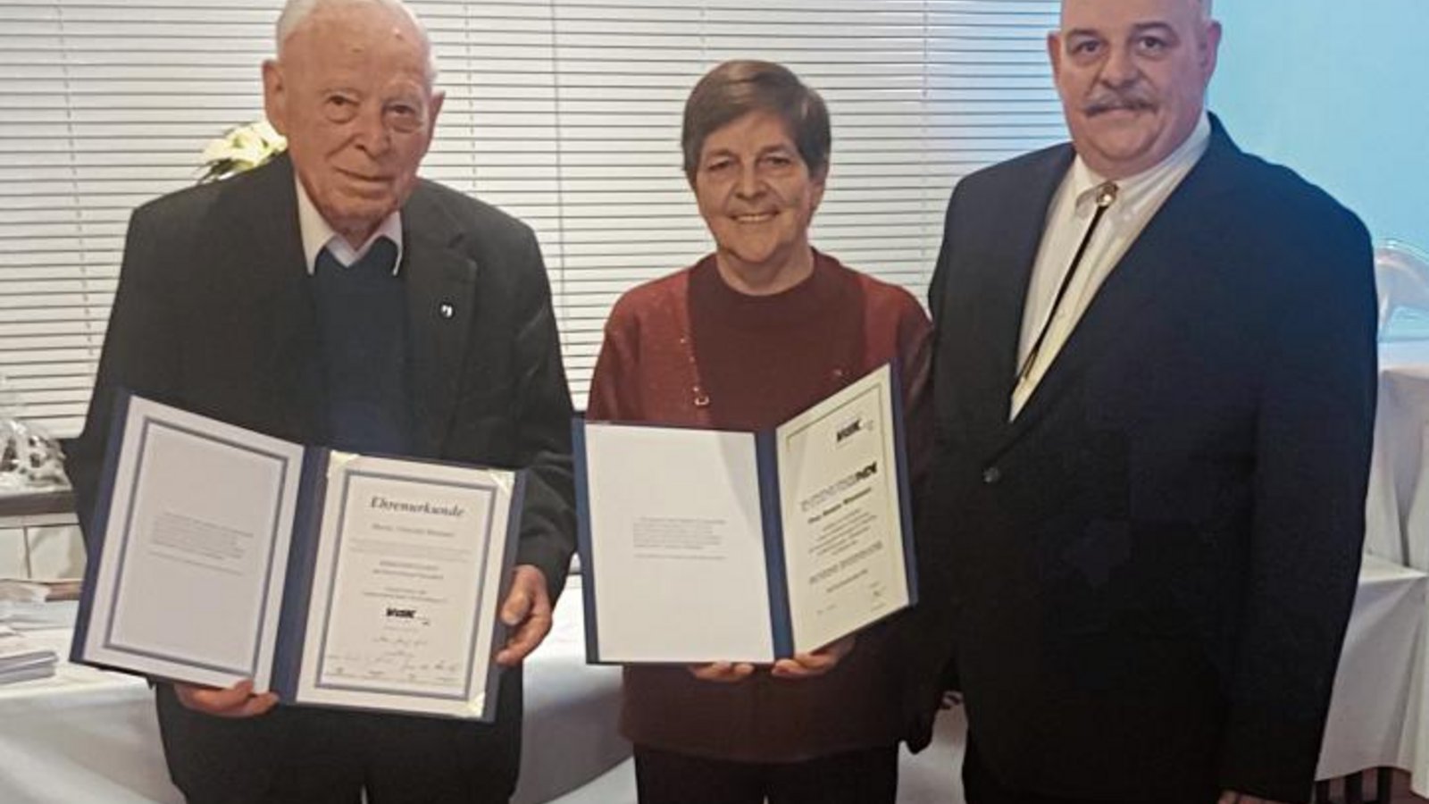Der Ortsverbandsvorsitzende Andreas Wizemann (von rechts) überreichte Renate Wizemann und Albrecht Brenner die Urkunden für die Ehrenmitgliedschaft.  Foto: p