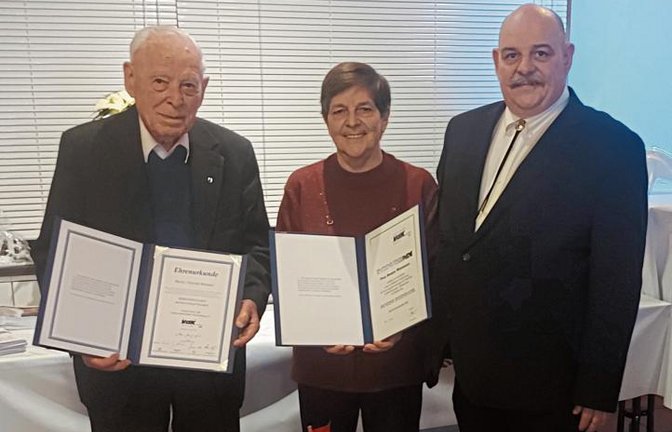 Der Ortsverbandsvorsitzende Andreas Wizemann (von rechts) überreichte Renate Wizemann und Albrecht Brenner die Urkunden für die Ehrenmitgliedschaft.  Foto: p