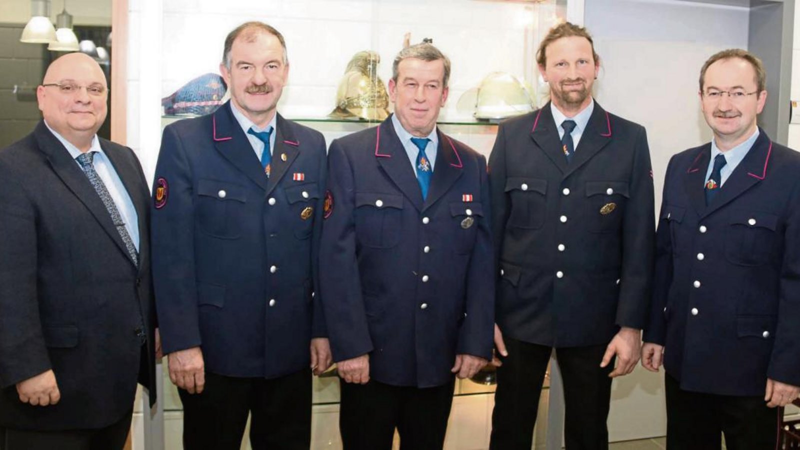 Ehrungen bei der Sersheimer Feuerwehr; links Bürgermeister Jürgen Scholz, rechts Kommandant Achim Neidel, der bei der Hauptversammlung die goldene Verdienstnadel bekam. Ehrungen bei der Sersheimer Feuerwehr; links Bürgermeister Jürgen Scholz, rechts Kommandant Achim Neidel, der bei der Hauptversammlung die goldene Verdienstnadel bekam.