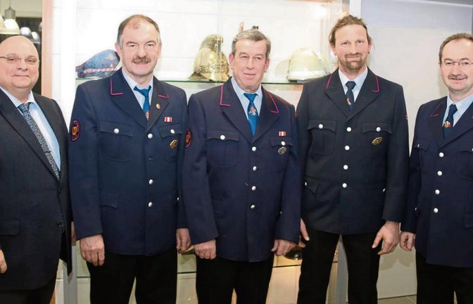 Ehrungen bei der Sersheimer Feuerwehr; links Bürgermeister Jürgen Scholz, rechts Kommandant Achim Neidel, der bei der Hauptversammlung die goldene Verdienstnadel bekam.