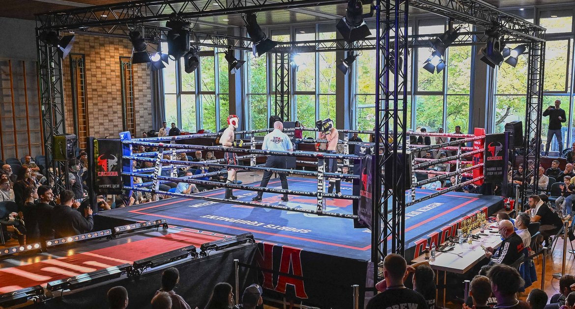 Fight Night Illingen 18.10.2025,  Boxen, Kickboxen, Fightclub Illingen,   Felix Tomborini (roter Kopfschutz) gegen Sahid Hasan 