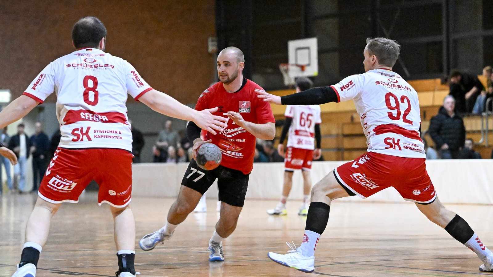 Julian Reichenberger (Mitte) benötigt mit dem HC Metter-Enz Punkte für den Klassenerhalt. Foto: Leitner