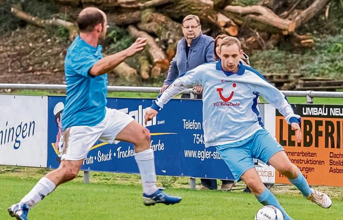 Vaihingens Sascha Max (rechts) lässt seinen Kontrahenten Thorsten Dinkel vom TSV Häfnerhaslach ins Leere springen. Foto: Simecek