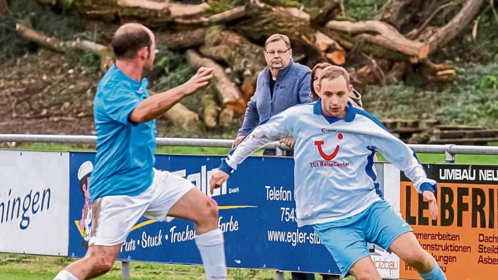 Vaihingens Sascha Max (rechts) lässt seinen Kontrahenten Thorsten Dinkel vom TSV Häfnerhaslach ins Leere springen. Foto: Simecek