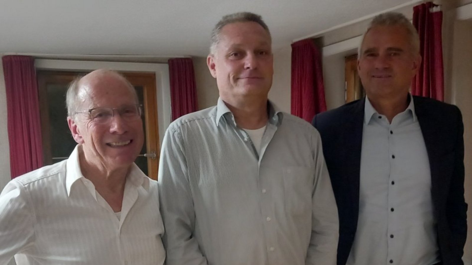 Der neue Ortsvorsteher Alexander Weiß (Mitte) mit seinem Vorgänger Dieter Baum (links) und Bürgermeister Holger Albrich. Foto: Glemser Der neue Ortsvorsteher Alexander Weiß (Mitte) mit seinem Vorgänger Dieter Baum (links) und Bürgermeister Holger Albrich. Foto: Glemser