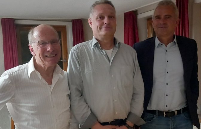 Der neue Ortsvorsteher Alexander Weiß (Mitte) mit seinem Vorgänger Dieter Baum (links) und Bürgermeister Holger Albrich.  <span class='image-autor'>Foto: Glemser</span>