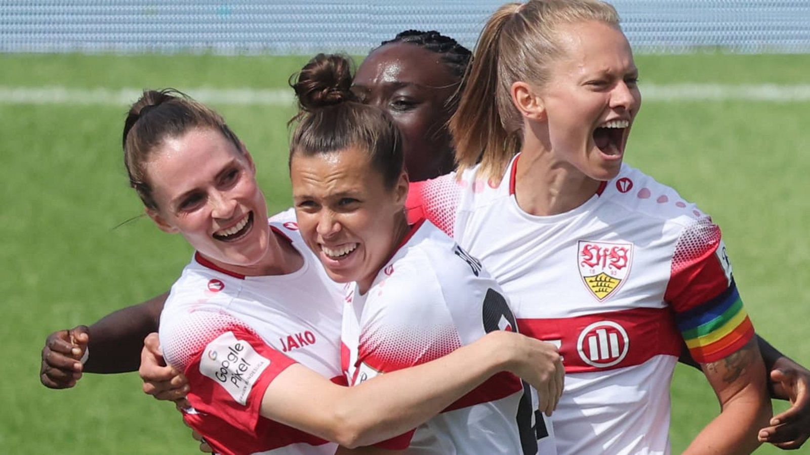 Zweites Spiel, zweiter Sieg: Reena Wichmann, Nicole Billa, Mira Arouna und Maximiliane Rall (von links) bejubeln den perfekten Saisonstart.Baumann Zweites Spiel, zweiter Sieg: Reena Wichmann, Nicole Billa, Mira Arouna und Maximiliane Rall (von links) bejubeln den perfekten Saisonstart.Baumann