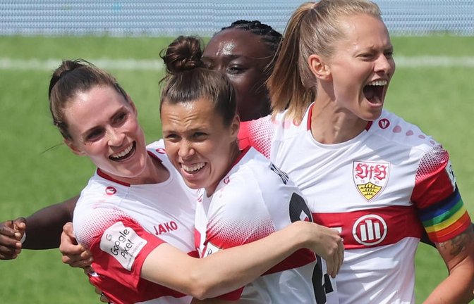 Zweites Spiel, zweiter Sieg: Reena Wichmann, Nicole Billa, Mira Arouna und Maximiliane Rall (von links) bejubeln den perfekten Saisonstart.<span class='image-autor'>Baumann</span>