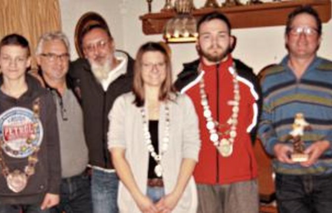 Linus Mesmert, Klaus Schäfer, Gerhard Hoffmann, Jessica Hanke, Kevin Häussler und Alfred Oberender (von links) haben Zielgenauigkeit bewiesen. Es fehlt: Schützenkönig Marcus Zachar.  Foto: p