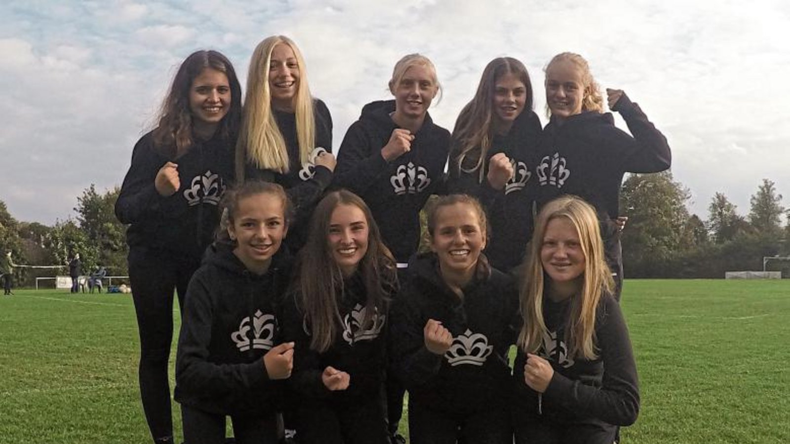 Haben ihren zehnten Platz bei der DM gefeiert: (hinten von links) Isabel Grau, Lena Schiller, Sina Röhm, Ricarda Stübbe und Julia Engelhard sowie (vorne von links) Leoni Modenese, Lea Schmidt, Eva Winkler und Lisa Burger Foto: privat Haben ihren zehnten Platz bei der DM gefeiert: (hinten von links) Isabel Grau, Lena Schiller, Sina Röhm, Ricarda Stübbe und Julia Engelhard sowie (vorne von links) Leoni Modenese, Lea Schmidt, Eva Winkler und Lisa Burger Foto: privat