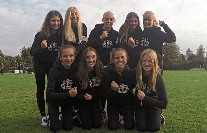 Haben ihren zehnten Platz bei der DM gefeiert: (hinten von links) Isabel Grau, Lena Schiller, Sina Röhm, Ricarda Stübbe und Julia Engelhard sowie (vorne von links) Leoni Modenese, Lea Schmidt, Eva Winkler und Lisa Burger Foto: privat