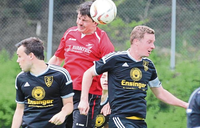 Horrheims Marco Burkhardt (Mitte) setzt sich im Kopfballduell gegen Jens Fischer (links) und Nico Kullmann durch. Foto: Nachreiner