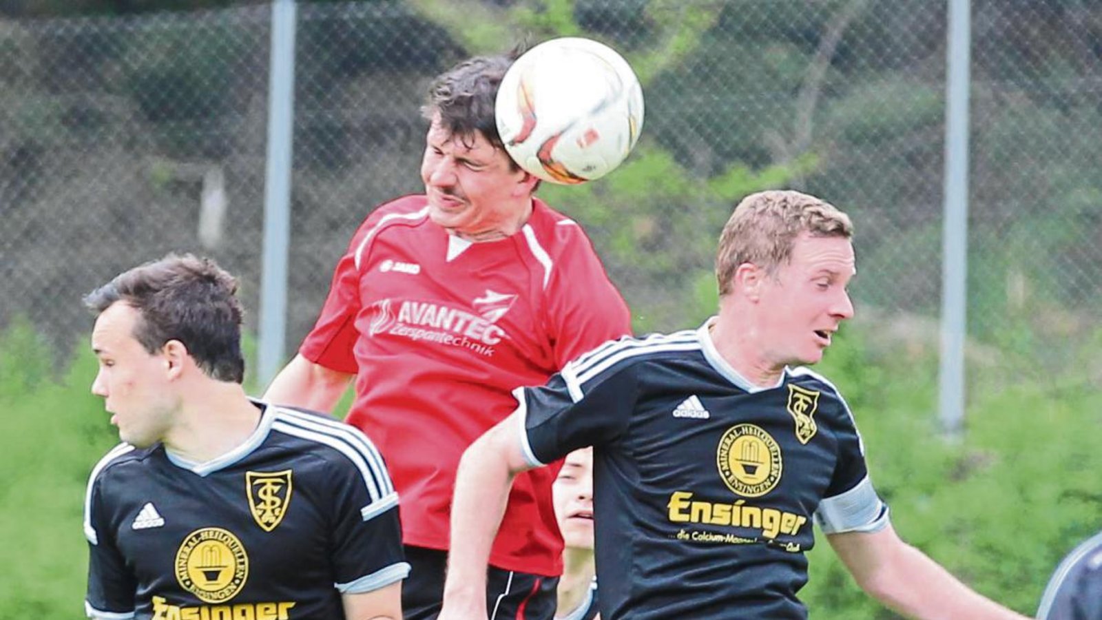 Horrheims Marco Burkhardt (Mitte) setzt sich im Kopfballduell gegen Jens Fischer (links) und Nico Kullmann durch. Foto: Nachreiner Horrheims Marco Burkhardt (Mitte) setzt sich im Kopfballduell gegen Jens Fischer (links) und Nico Kullmann durch. Foto: Nachreiner