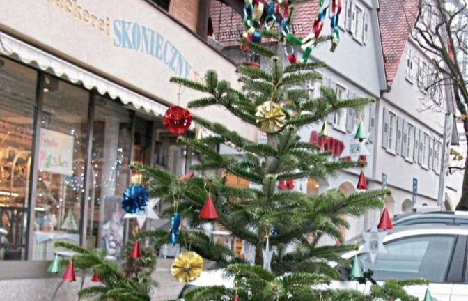 So schön bunt hat der katholische Kindergarten St. Johannes den Weihnachtsbaum vor dem Enzweihinger Dorfladen geschmückt, schreibt Carsten Bube zu seinem Foto.