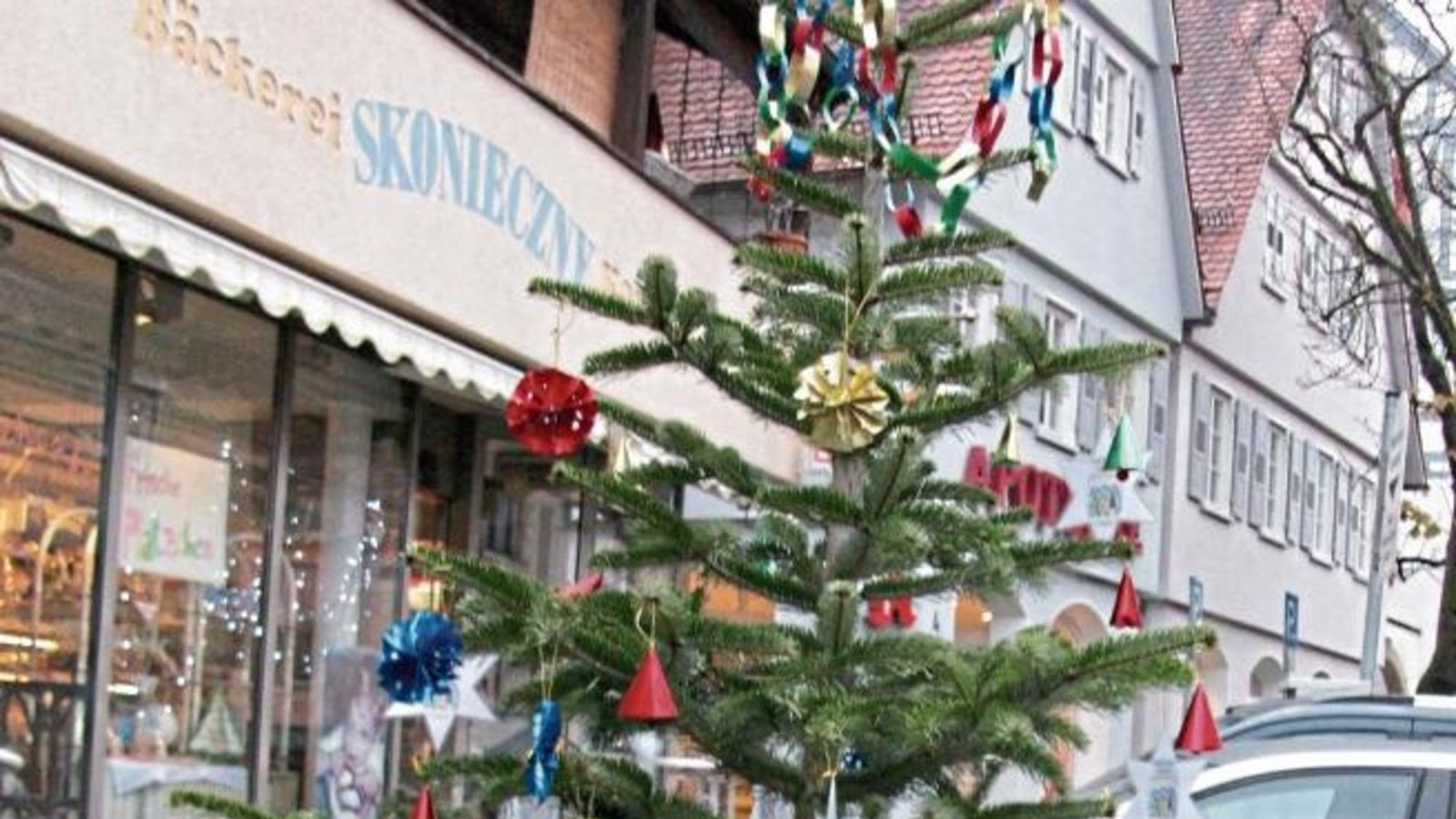 So schön bunt hat der katholische Kindergarten St. Johannes den Weihnachtsbaum vor dem Enzweihinger Dorfladen geschmückt, schreibt Carsten Bube zu seinem Foto. So schön bunt hat der katholische Kindergarten St. Johannes den Weihnachtsbaum vor dem Enzweihinger Dorfladen geschmückt, schreibt Carsten Bube zu seinem Foto.