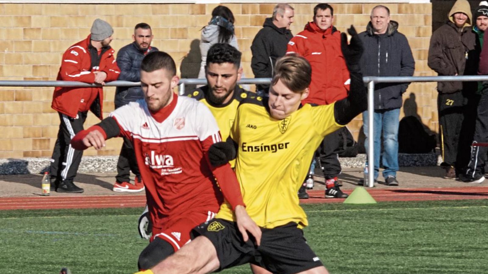 Ensingens Max Lohfink (rechts), der eine überragende Partie als Manndecker machte, nimmt Dardan Marashi (links) den Ball ab. Foto: Nachreiner