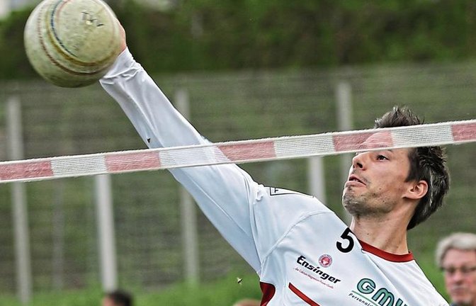Die Schnelligkeit ist vielleicht verloren gegangen, aber mit seiner Erfahrung und seiner Übersicht ist Michael Marx ein wichtiger Faktor des Erfolgs im jungen Team des TV Vaihingen II. Foto: Küppers