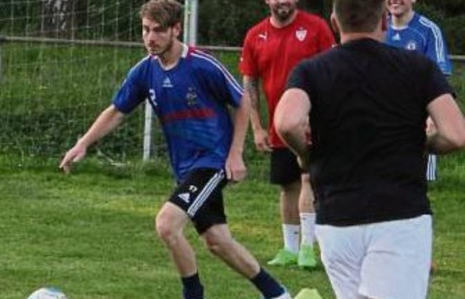 Die lachenden Gesichter sprechen Bände: Die Enzweihinger Fußballer hatten viel Spaß beim Trainingsauftakt. Foto: Nachreiner