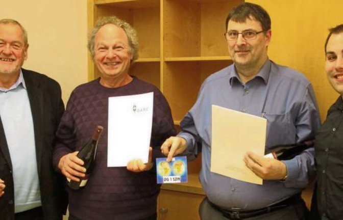 Ehrungen bei den Sachsenheimer Funkamateuren. Unser Bild zeigt (von links): Vorsitzender Lothar Makkens, Peter Gröschl, Bertram Heßler und Matthias Kienle (2. Vorsitzender).  Foto: Grözinger