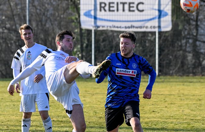 Und hoch das Bein. Thorsten Josenhans (links) vom TSV Nussdorfer klärt vor dem Torschützen des TSV Flacht Adrian Thüringer. <span class='image-autor'>Foto: Leitner</span>