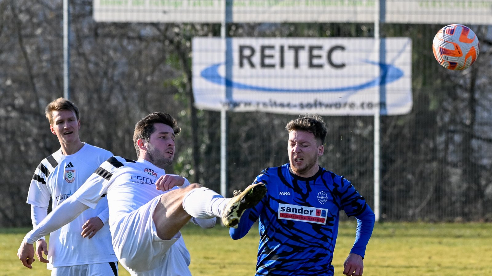 Und hoch das Bein. Thorsten Josenhans (links) vom TSV Nussdorfer klärt vor dem Torschützen des TSV Flacht Adrian Thüringer. Foto: Leitner Und hoch das Bein. Thorsten Josenhans (links) vom TSV Nussdorfer klärt vor dem Torschützen des TSV Flacht Adrian Thüringer. Foto: Leitner