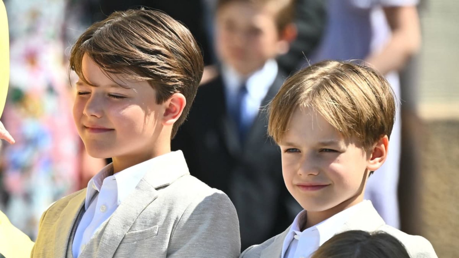 Prinz Gabriel (rechts) mit seinem älteren Bruder Alexander (links) und dem jüngeren Julian (vorne) nach der Taufe von Prinzessin Ines 2025 vor der Schlosskirche von Drottningholm.IMAGO/TT