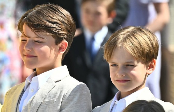 Prinz Gabriel (rechts) mit seinem älteren Bruder Alexander (links) und dem jüngeren Julian (vorne) nach der Taufe von Prinzessin Ines 2025 vor der Schlosskirche von Drottningholm.<span class='image-autor'>IMAGO/TT</span>
