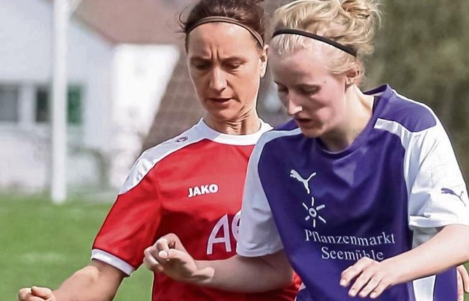 Während für den FV Roßwag (rechts Moira Lischka) das Punkterennen in der Bezirksliga 2 morgen weitergeht, müssen sich Sabine Arnold und der SV Horrheim noch gedulden. Foto: Simecek