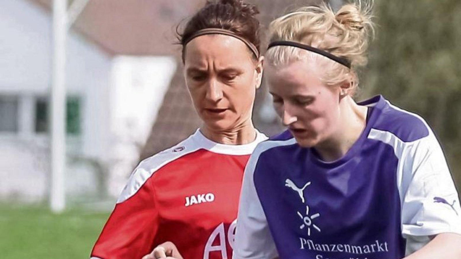 Während für den FV Roßwag (rechts Moira Lischka) das Punkterennen in der Bezirksliga 2 morgen weitergeht, müssen sich Sabine Arnold und der SV Horrheim noch gedulden. Foto: Simecek Während für den FV Roßwag (rechts Moira Lischka) das Punkterennen in der Bezirksliga 2 morgen weitergeht, müssen sich Sabine Arnold und der SV Horrheim noch gedulden. Foto: Simecek