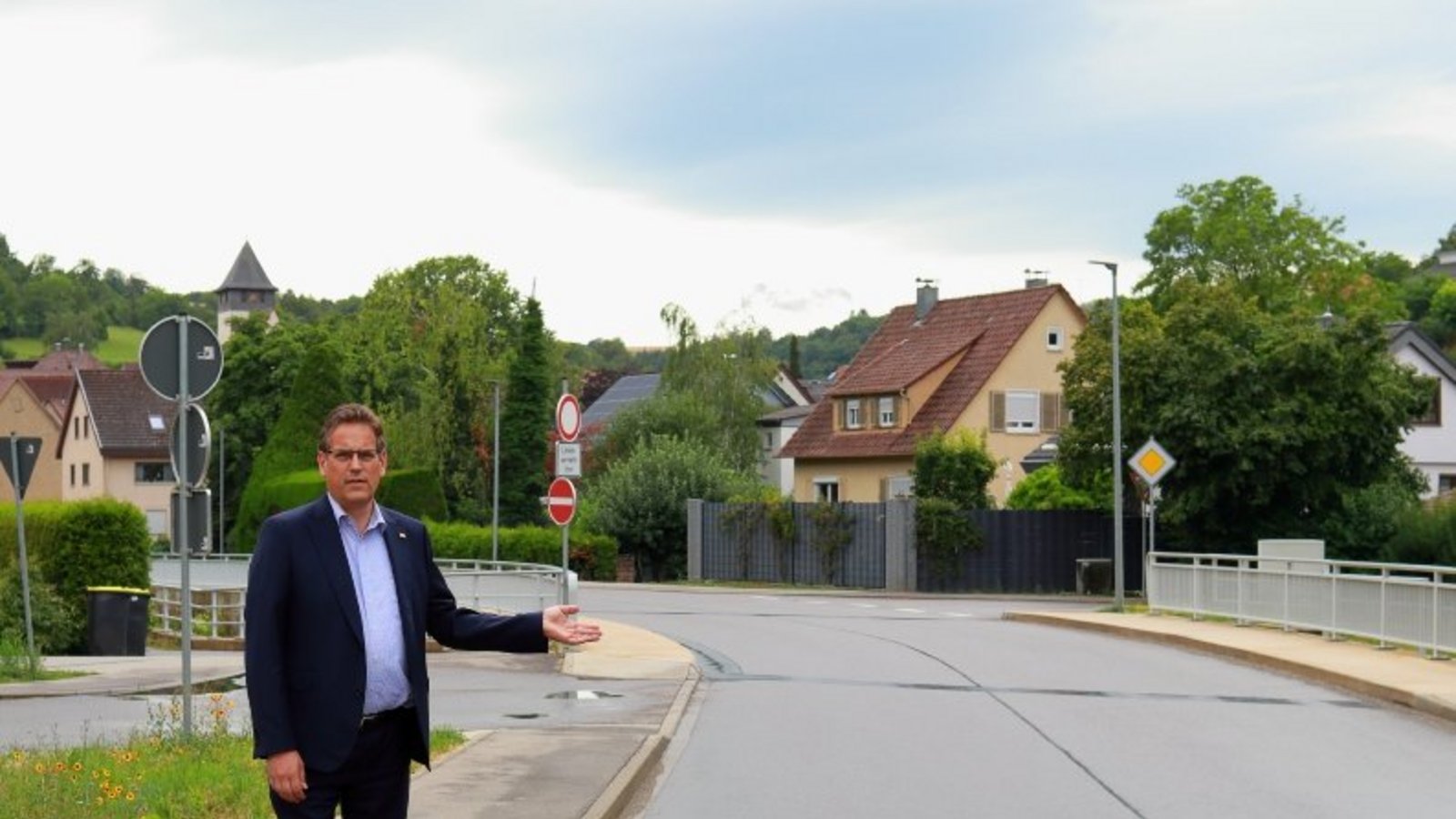 Erik Schweickert an der Kreuzbachbrücke in Iptingen. Foto: p Erik Schweickert an der Kreuzbachbrücke in Iptingen. Foto: p