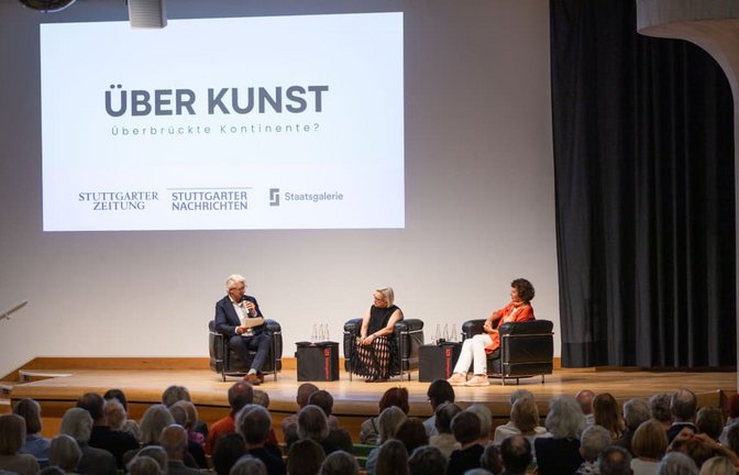 Fast 250 Besucherinnen und Besucher erlebten beim „Über Kunst“-Dialog unserer Zeitung in der Staatsgalerie Stuttgart erneut prominente Gäste: Eva-Maria Seng (Rektorin der Staatlichen Akademie der Bildenden Künste Stuttgart, Mitte) und Christiane Lange (Direktorin der Staatsgalerie Stuttgart).

Moderiert wurde der Abend von Nikolai B. Forstbauer, Autor unserer Zeitung<span class='image-autor'>Lichtgut/Julian Rettig</span>