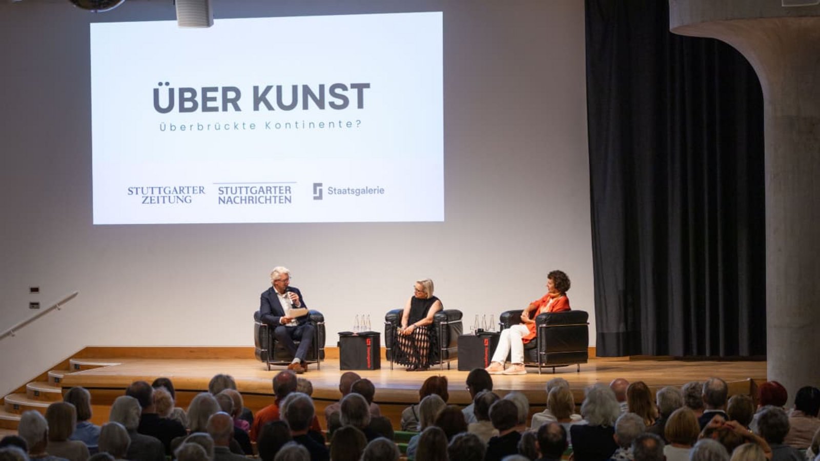 Fast 250 Besucherinnen und Besucher erlebten beim „Über Kunst“-Dialog unserer Zeitung in der Staatsgalerie Stuttgart erneut prominente Gäste: Eva-Maria Seng (Rektorin der Staatlichen Akademie der Bildenden Künste Stuttgart, Mitte) und Christiane Lange (Direktorin der Staatsgalerie Stuttgart).
Moderiert wurde der Abend von Nikolai B. Forstbauer, Autor unserer ZeitungLichtgut/Julian Rettig Fast 250 Besucherinnen und Besucher erlebten beim „Über Kunst“-Dialog unserer Zeitung in der Staatsgalerie Stuttgart erneut prominente Gäste: Eva-Maria Seng (Rektorin der Staatlichen Akademie der Bildenden Künste Stuttgart, Mitte) und Christiane Lange (Direktorin der Staatsgalerie Stuttgart).
Moderiert wurde der Abend von Nikolai B. Forstbauer, Autor unserer ZeitungLichtgut/Julian Rettig
