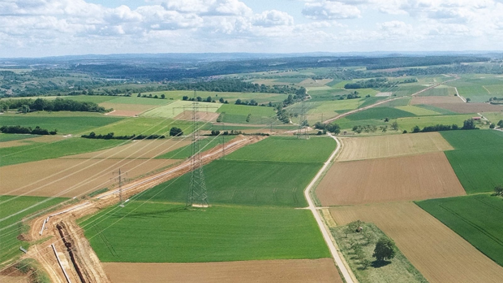 Bis zum Horizont ist die Gasleitung von Nussdorf nach Riet und Enzweihingen zu verfolgen. Der Leitungsgraben nördlich von Nussdorf ist schon ausgehoben und die Rohre sind ausgelegt. Foto: Denkmalpflege Bis zum Horizont ist die Gasleitung von Nussdorf nach Riet und Enzweihingen zu verfolgen. Der Leitungsgraben nördlich von Nussdorf ist schon ausgehoben und die Rohre sind ausgelegt. Foto: Denkmalpflege