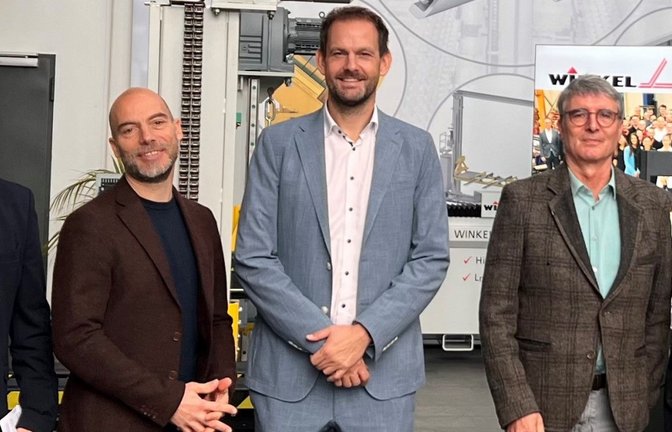 Firmenbesuch bei der Winkel GmbH in Illingen: (von links) Silvia Storzer, Alexander Weisser, Jochen Enke, Landrat Bastian Rosenau, Bürgermeister Armin Pioch, Firmenchef August Winkel und Athanasios Loupas.  <span class='image-autor'>Foto: wi</span>