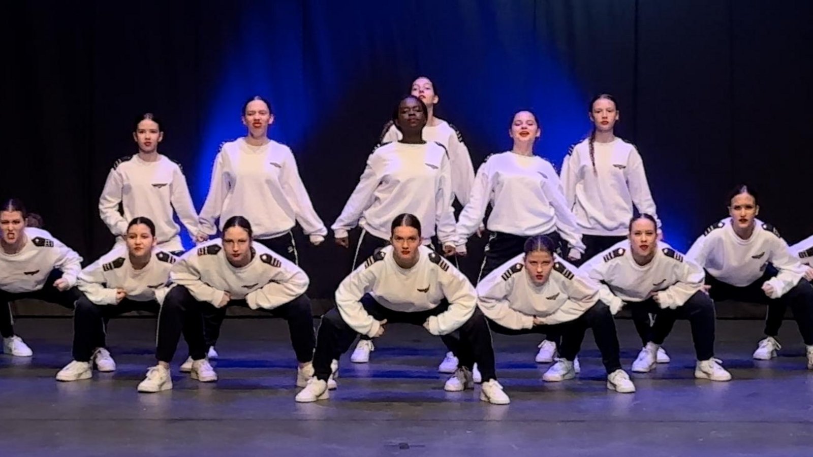 Die Dance Company Vaihingen begeistert mit ihren Formationen – hier die Gruppe Fame – das Publikum bei der deutschen Hip-Hop-Meisterschaft in Neustadt an der Weinstraße: Foto: Schopf